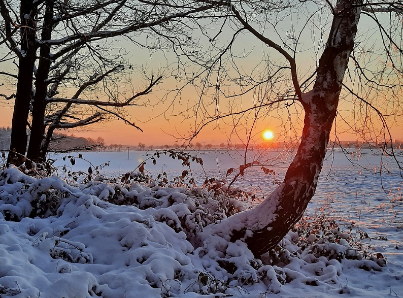 Sonnenuntergang mit Schnee