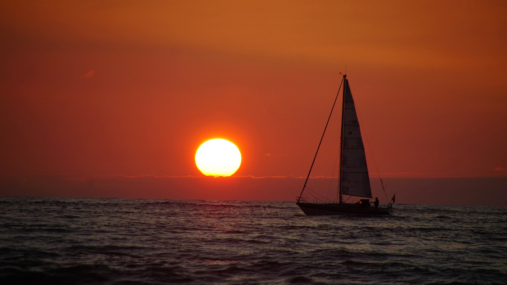 Sonnenuntergang mit Segelboot