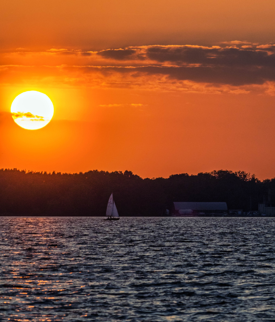 Sonnenuntergang mit Segelboot am Müggelsee