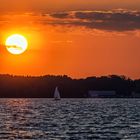 Sonnenuntergang mit Segelboot am Müggelsee