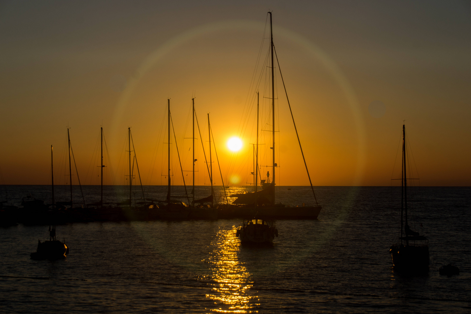 Sonnenuntergang mit Segelbooten