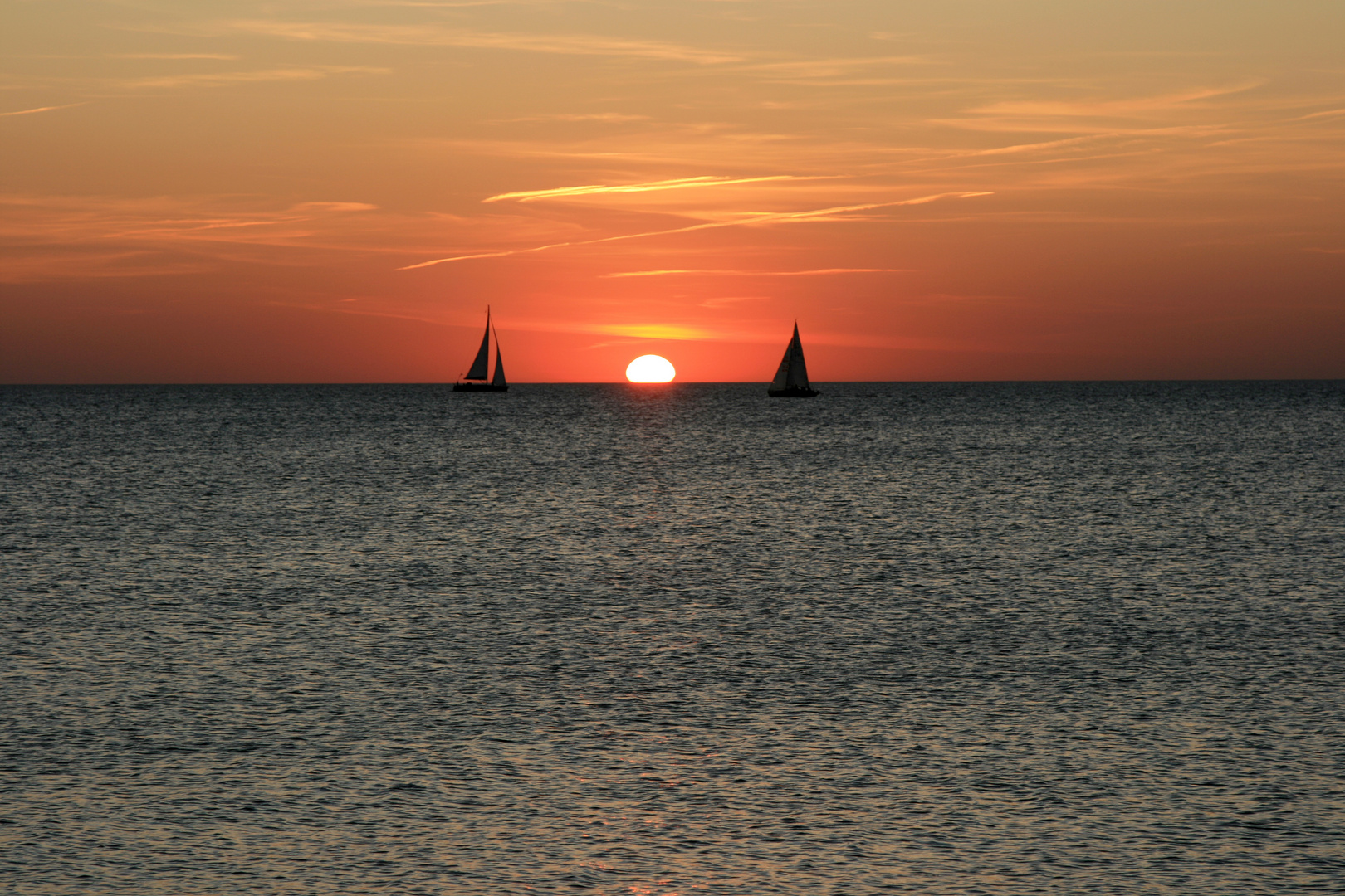 Sonnenuntergang mit Segelschiffen