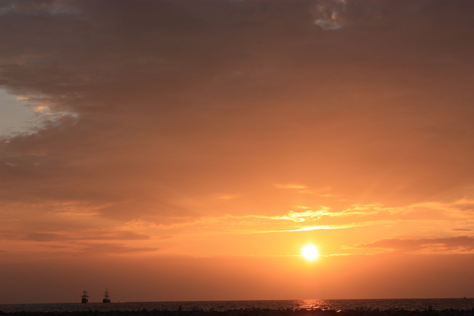 Sonnenuntergang mit Segelschiffen