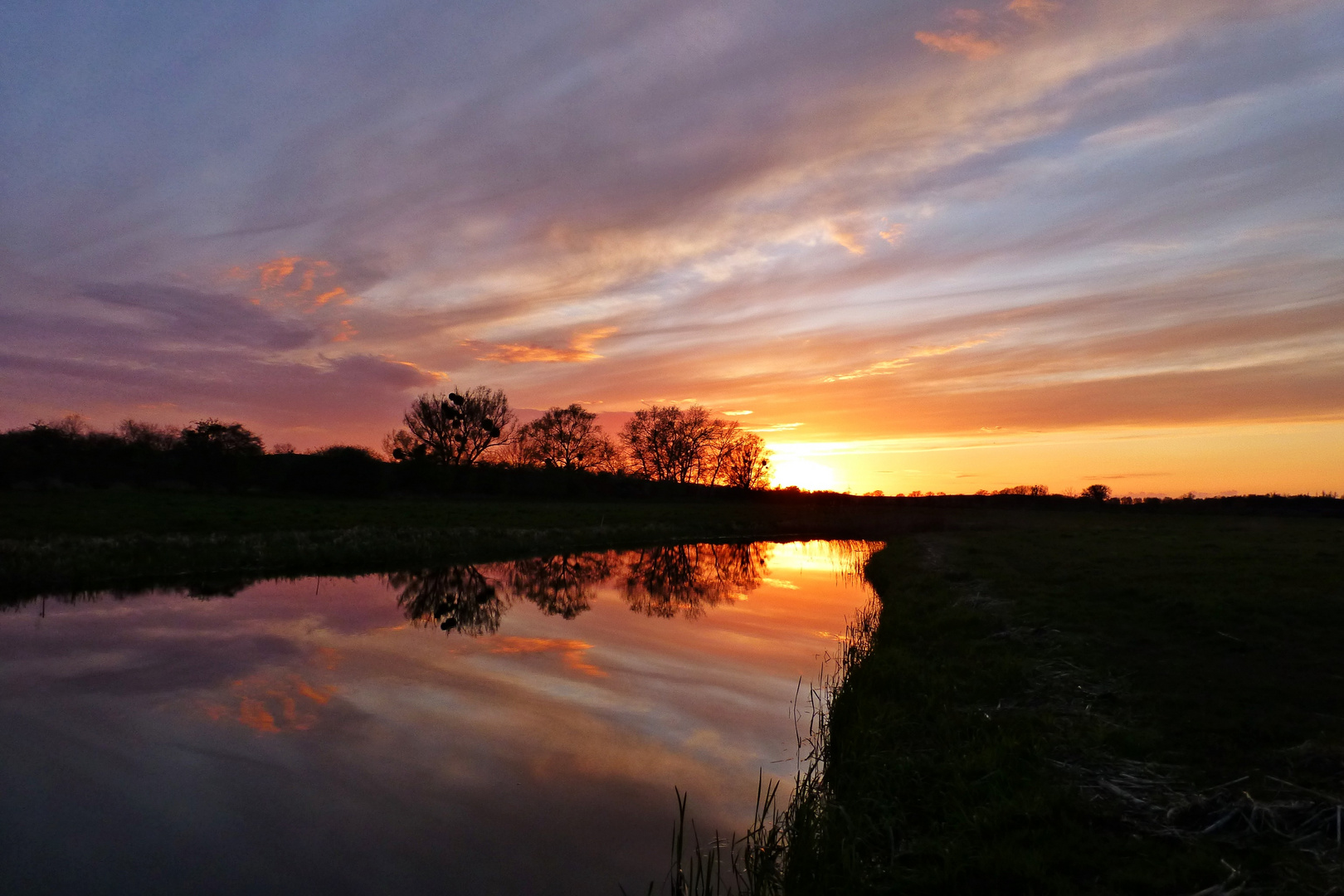 Sonnenuntergang mit Spiegel im Teich