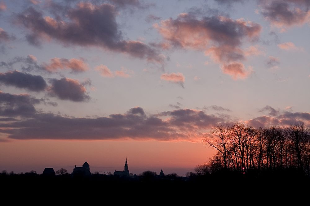 Sonnenuntergang mit Stadt