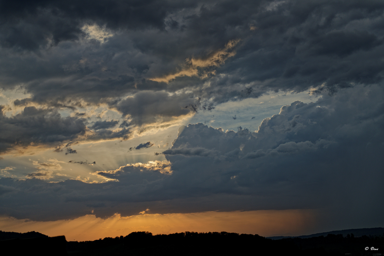 Sonnenuntergang mit Strahlen