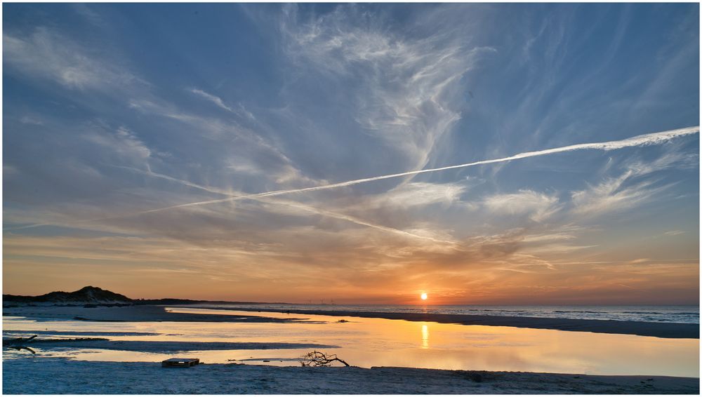 Sonnenuntergang mit Strandgut