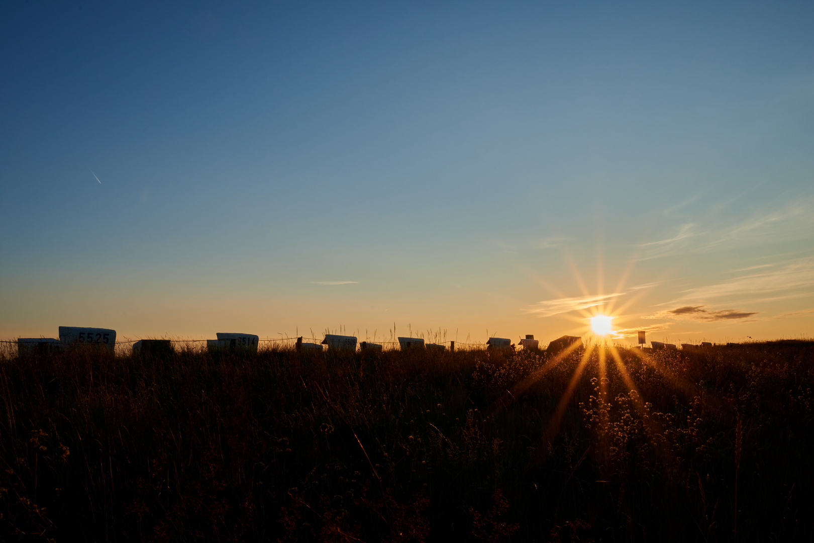 Sonnenuntergang mit Strandkörben in Büsum - Sunset with beach chairs in Büsum