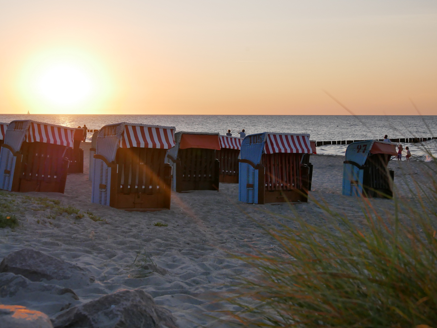 Sonnenuntergang mit Strandkorb