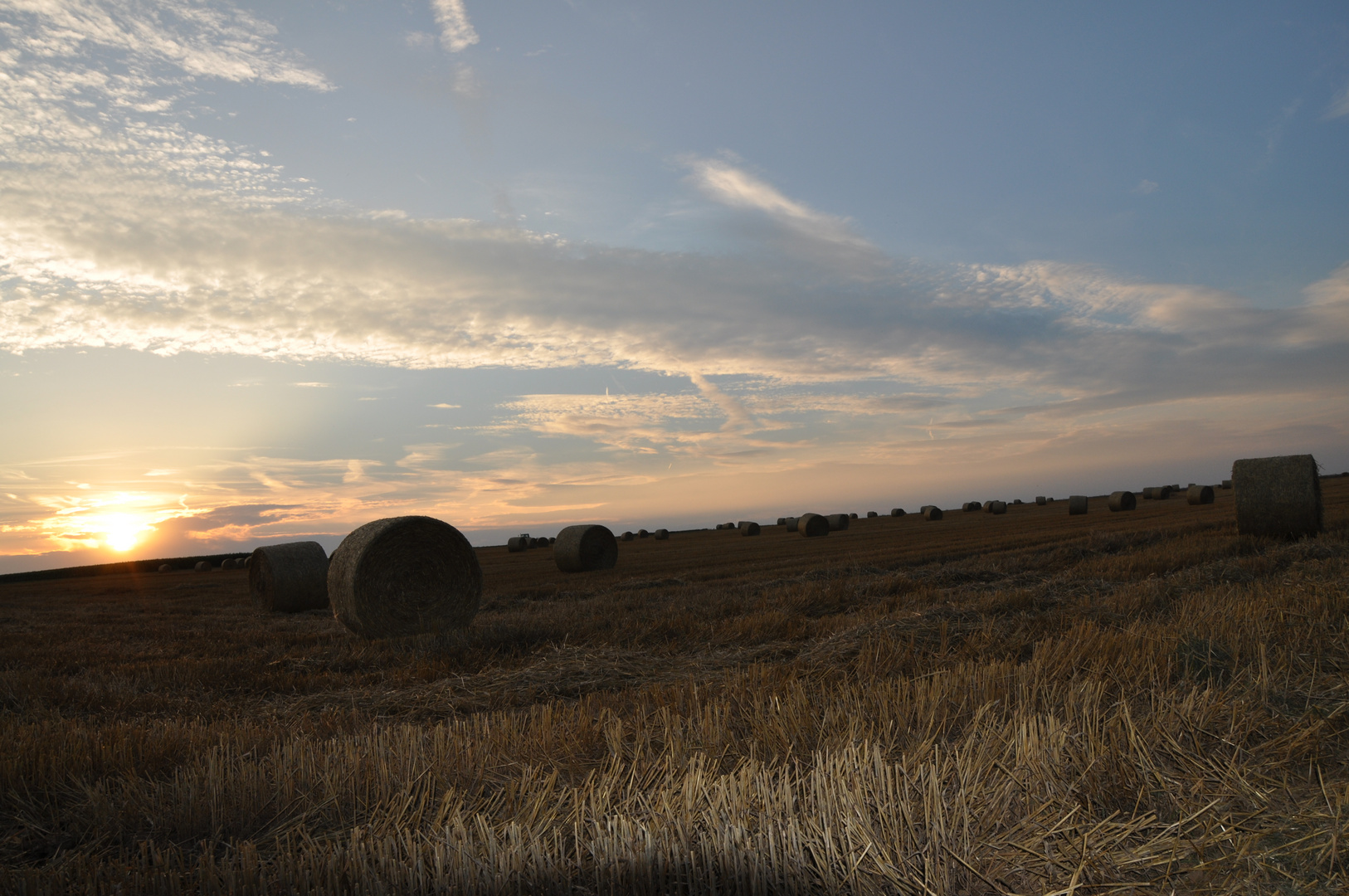 Sonnenuntergang mit Strohballen