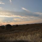 Sonnenuntergang mit Strohballen