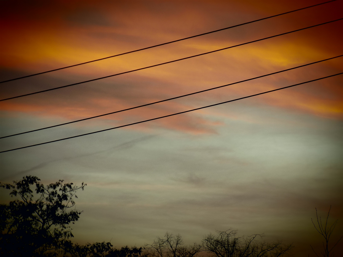 Sonnenuntergang mit Stromleitungen