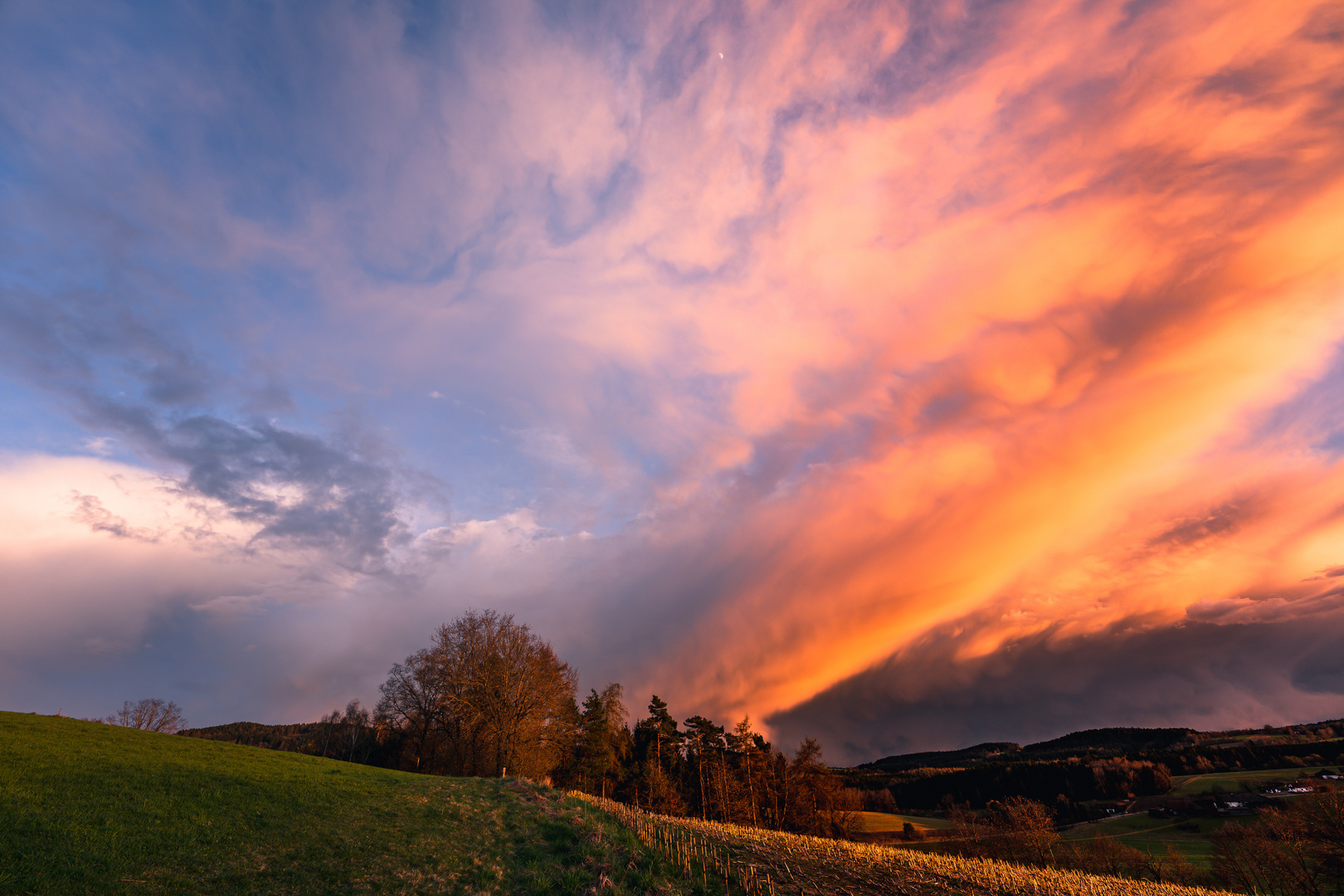 Sonnenuntergang mit Sturmwolken