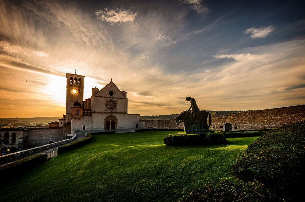 Sonnenuntergang mit toller Stimmung und Blick auf Assisi