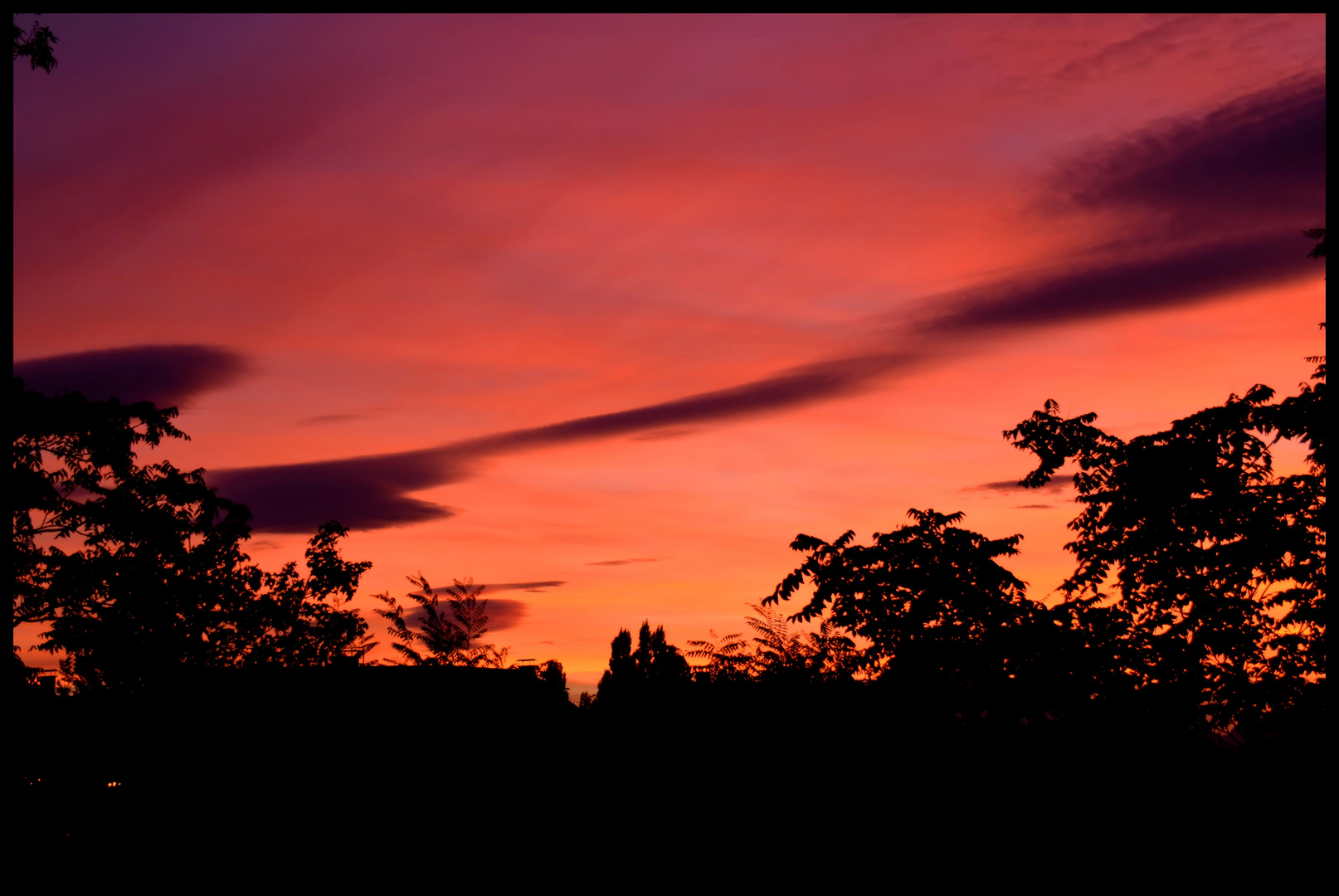 sonnenuntergang mit verschiedenen rot tönnen