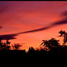 sonnenuntergang mit verschiedenen rot tönnen