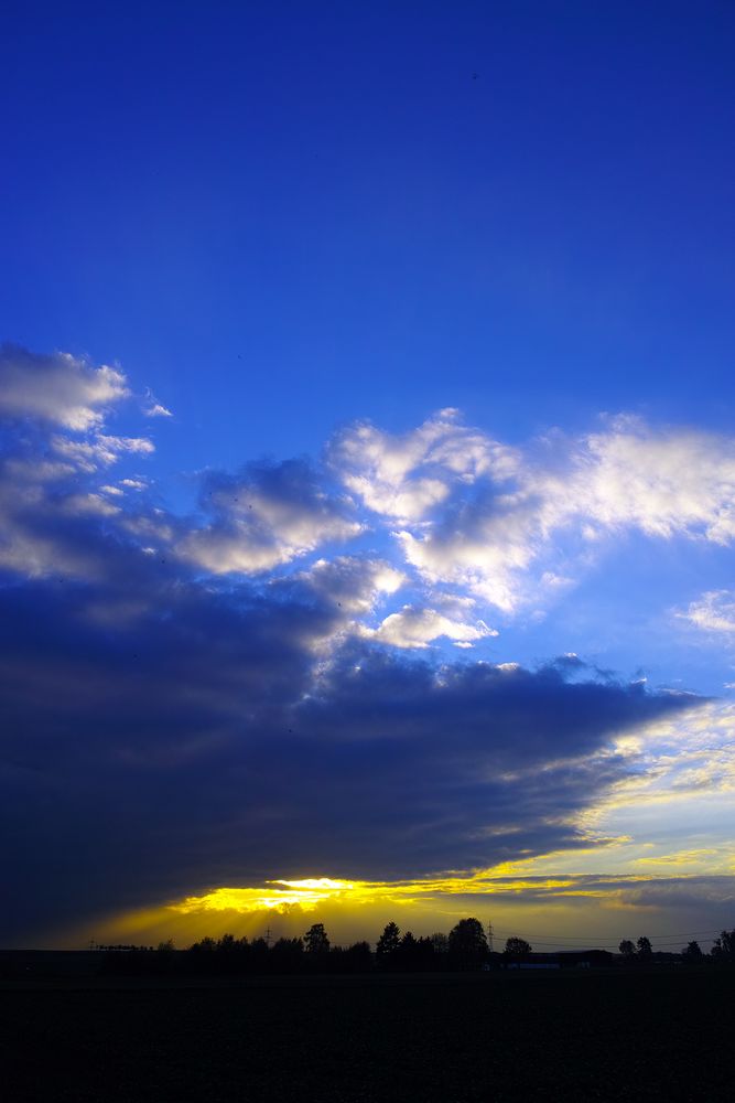 Sonnenuntergang mit viel Blau