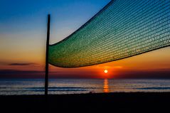 Sonnenuntergang mit Volleyballnetz