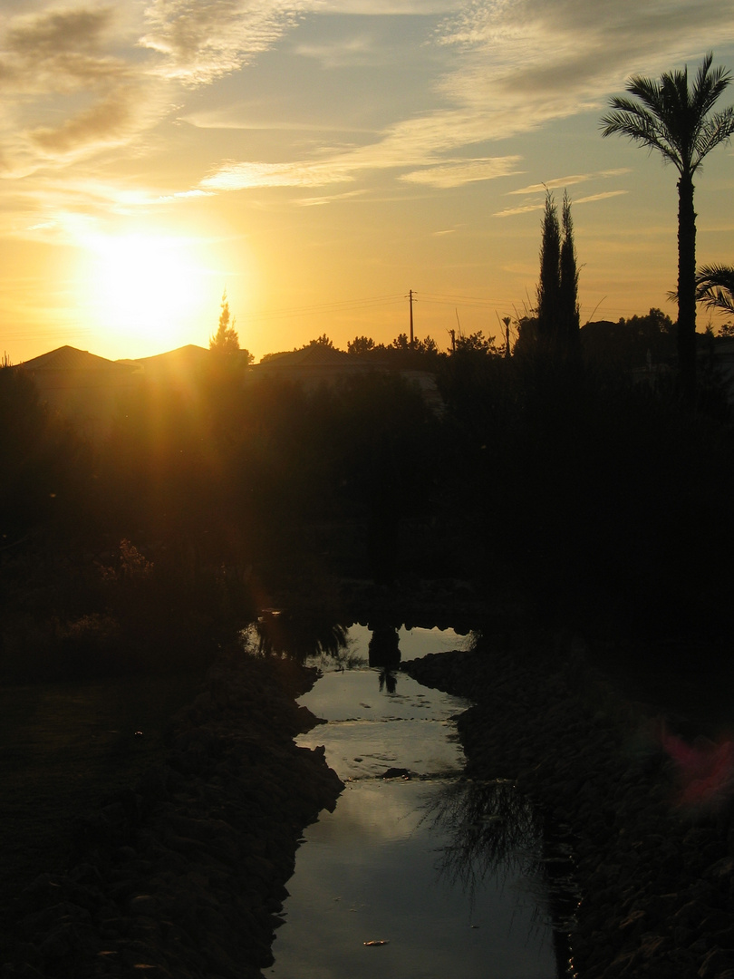 Sonnenuntergang mit Wasserlauf