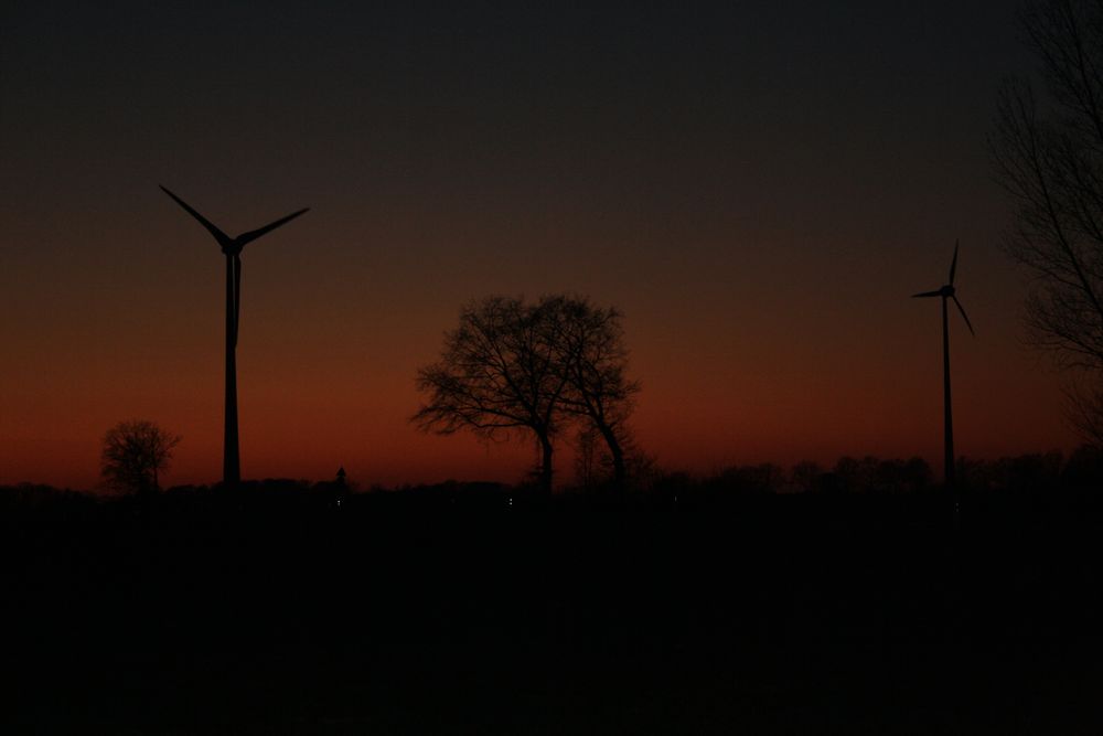 Sonnenuntergang mit Windkraft...