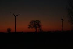 Sonnenuntergang mit Windkraft...