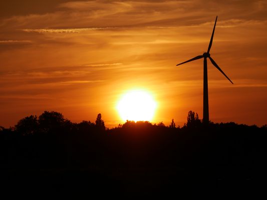 Sonnenuntergang mit Windrad