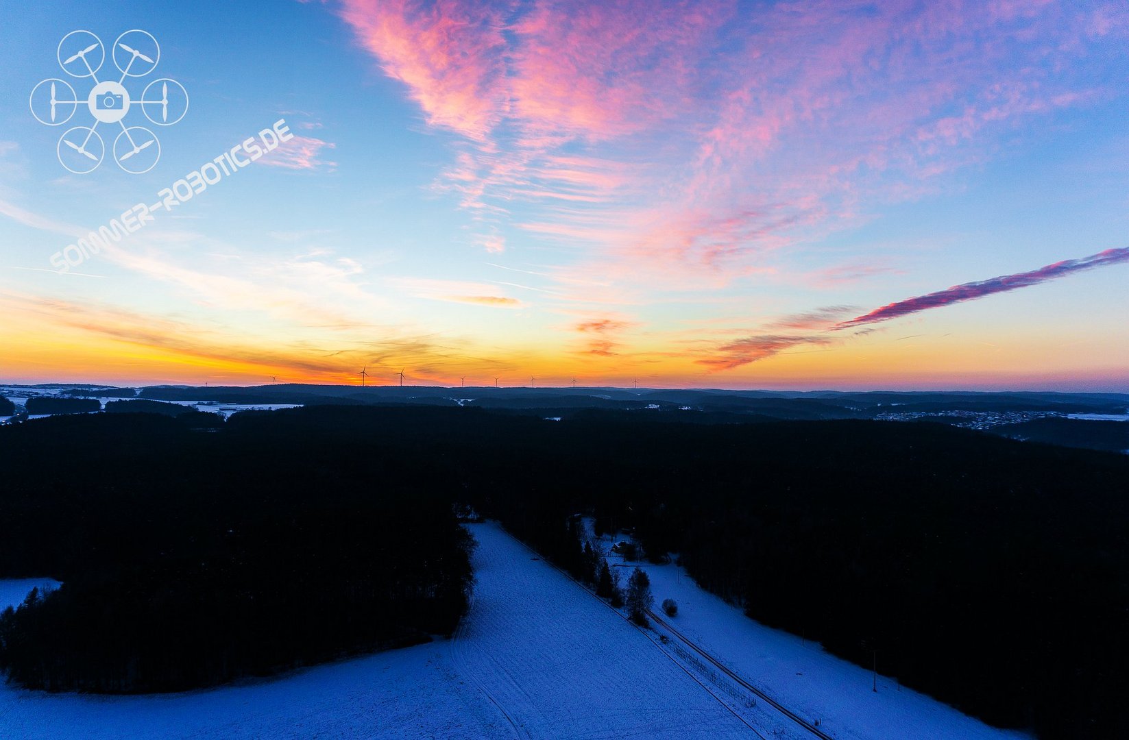 Sonnenuntergang mit Windräder am Horizont