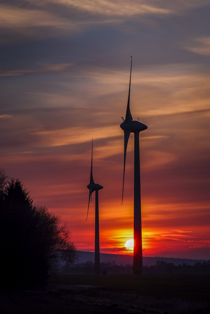 Sonnenuntergang mit Windrädern