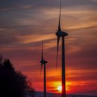 Sonnenuntergang mit Windrädern