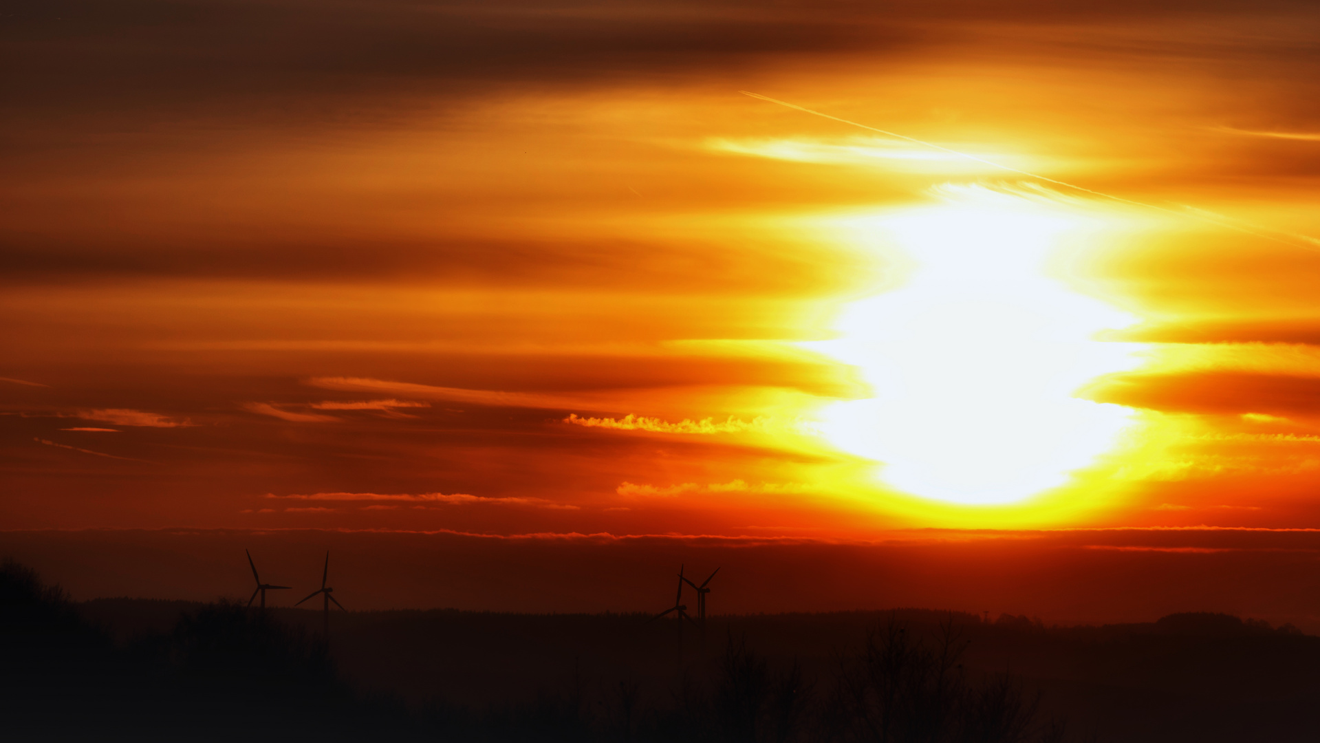 Sonnenuntergang mit Windrädern