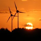 sonnenuntergang mit windrädern