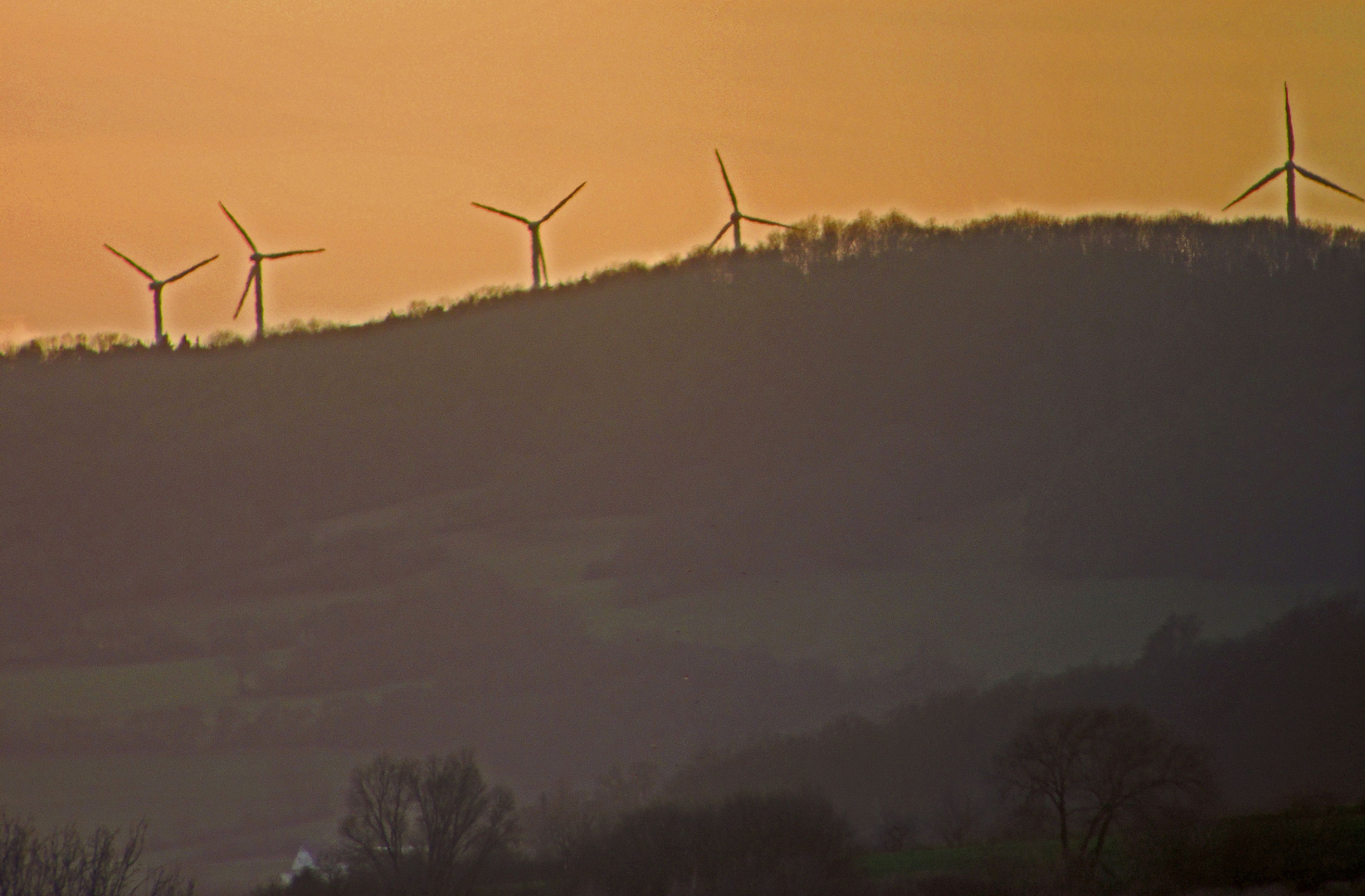 Sonnenuntergang mit Windrädern bei Lichtenborn / Solling.