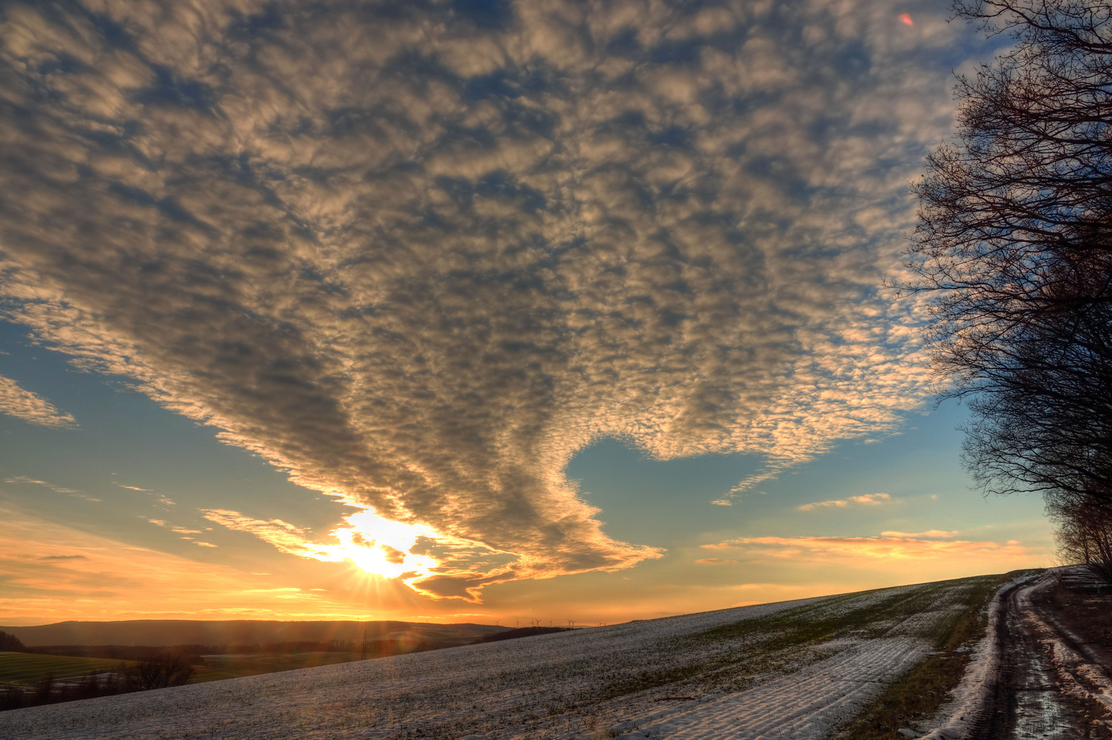 Sonnenuntergang mit Wolkenformation