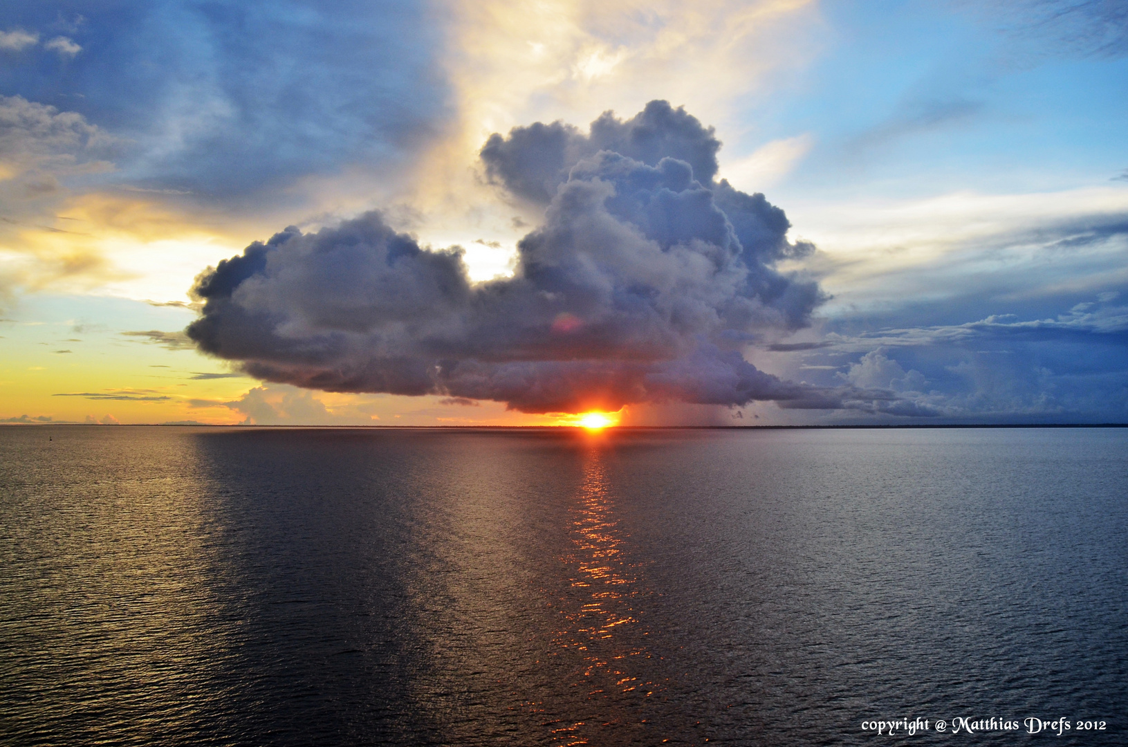 Sonnenuntergang mit Wolkenformation im Amazonas