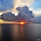 Sonnenuntergang mit Wolkenformation im Amazonas