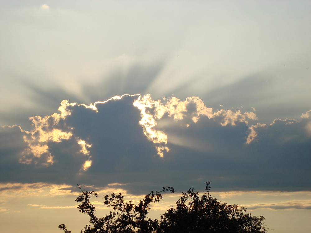 Sonnenuntergang mit Wolkenspiel