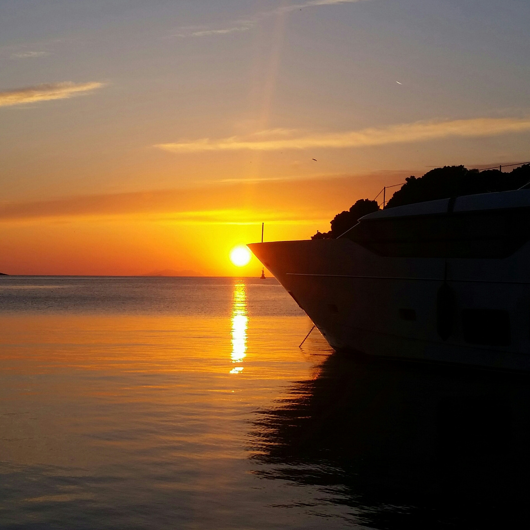 Sonnenuntergang mit Yacht