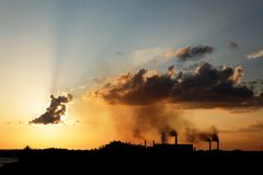 Sonnenuntergang mit Zuckerrohrfabrik