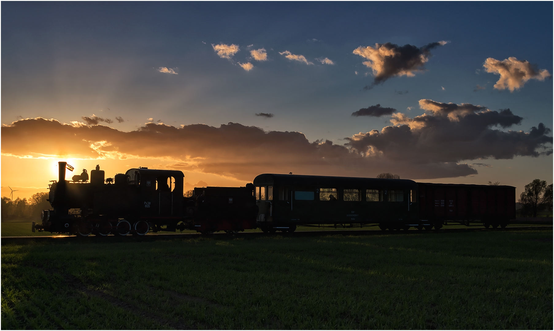 Sonnenuntergang mit Zug