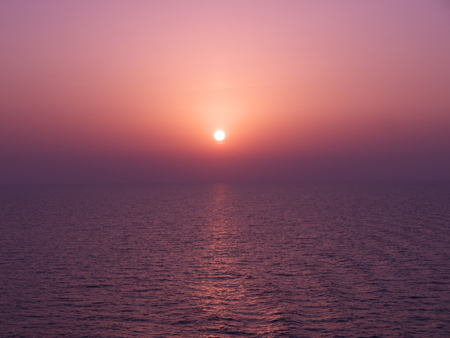 Sonnenuntergang mitten auf dem Meer