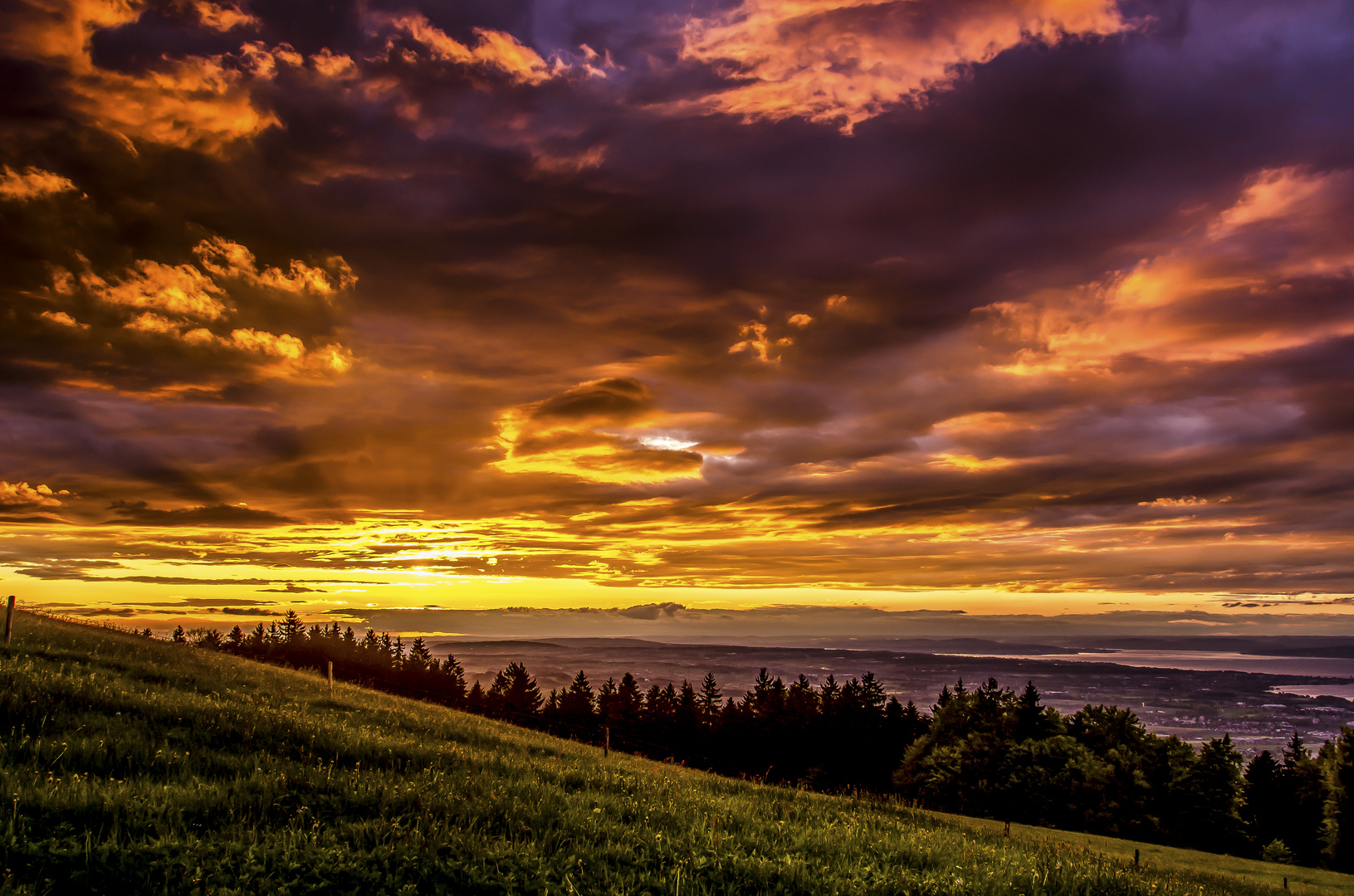 Sonnenuntergang nach einem Gewitter