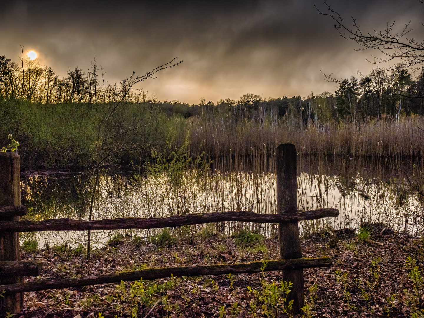 Sonnenuntergang nach Regen am Teufelssee