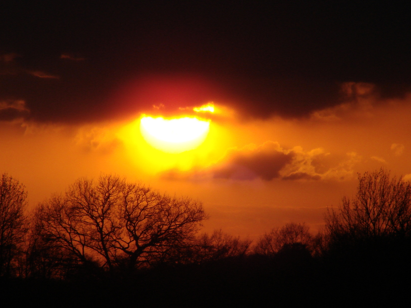 Sonnenuntergang nach starker Bewölkung