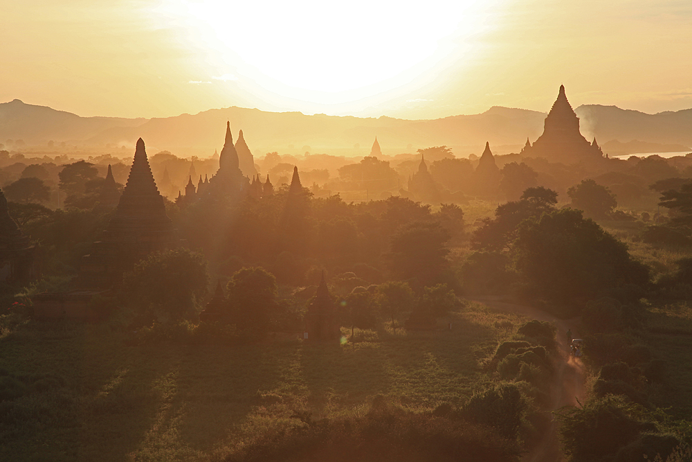 Sonnenuntergang Nähe der Königsstadt Bagan