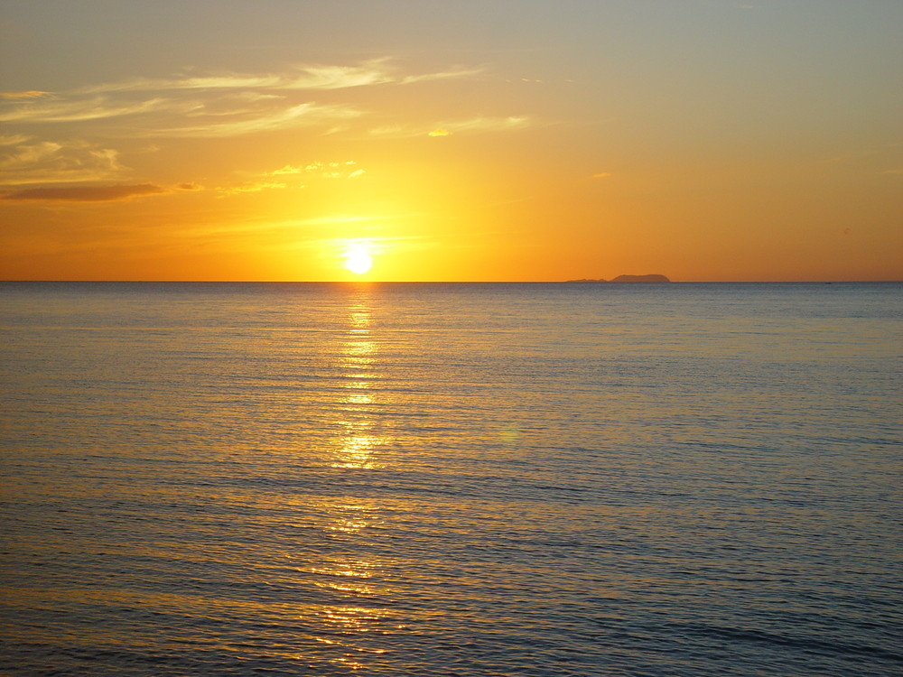 Sonnenuntergang neben Apo-Island