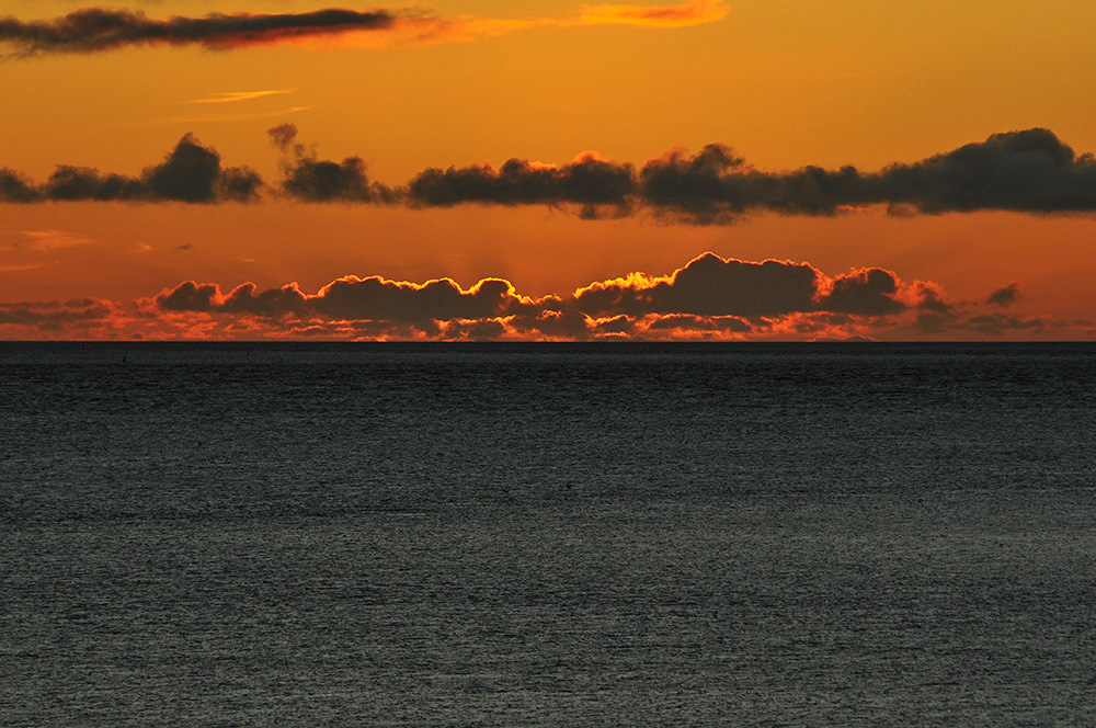 Sonnenuntergang ohne Sonne, dafür mit feuerumrandeten Abendwolken