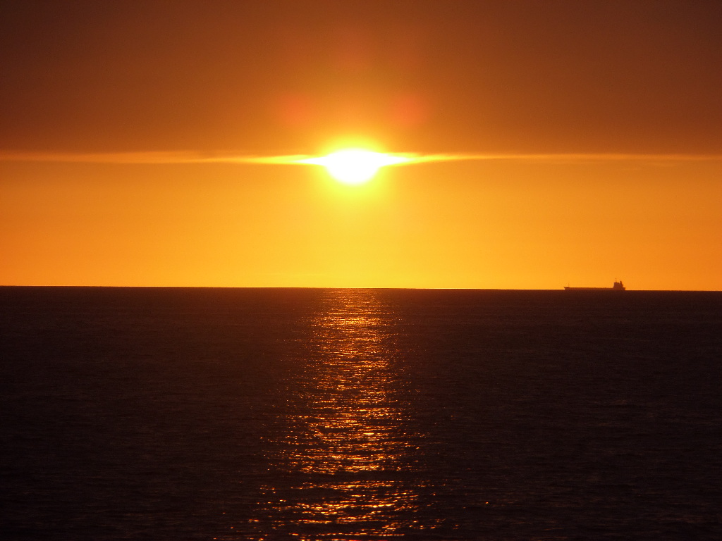 Sonnenuntergang Ostsee mit Schiff am Horizont