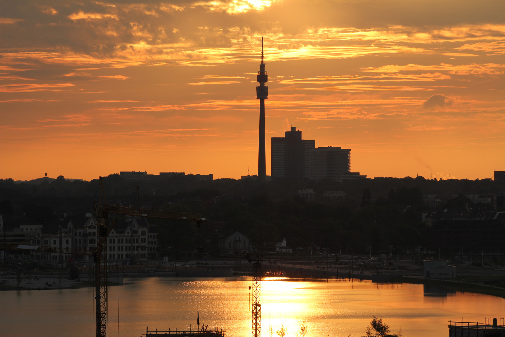 Sonnenuntergang Phoenixsee Dortmund mit Funkturm Florian