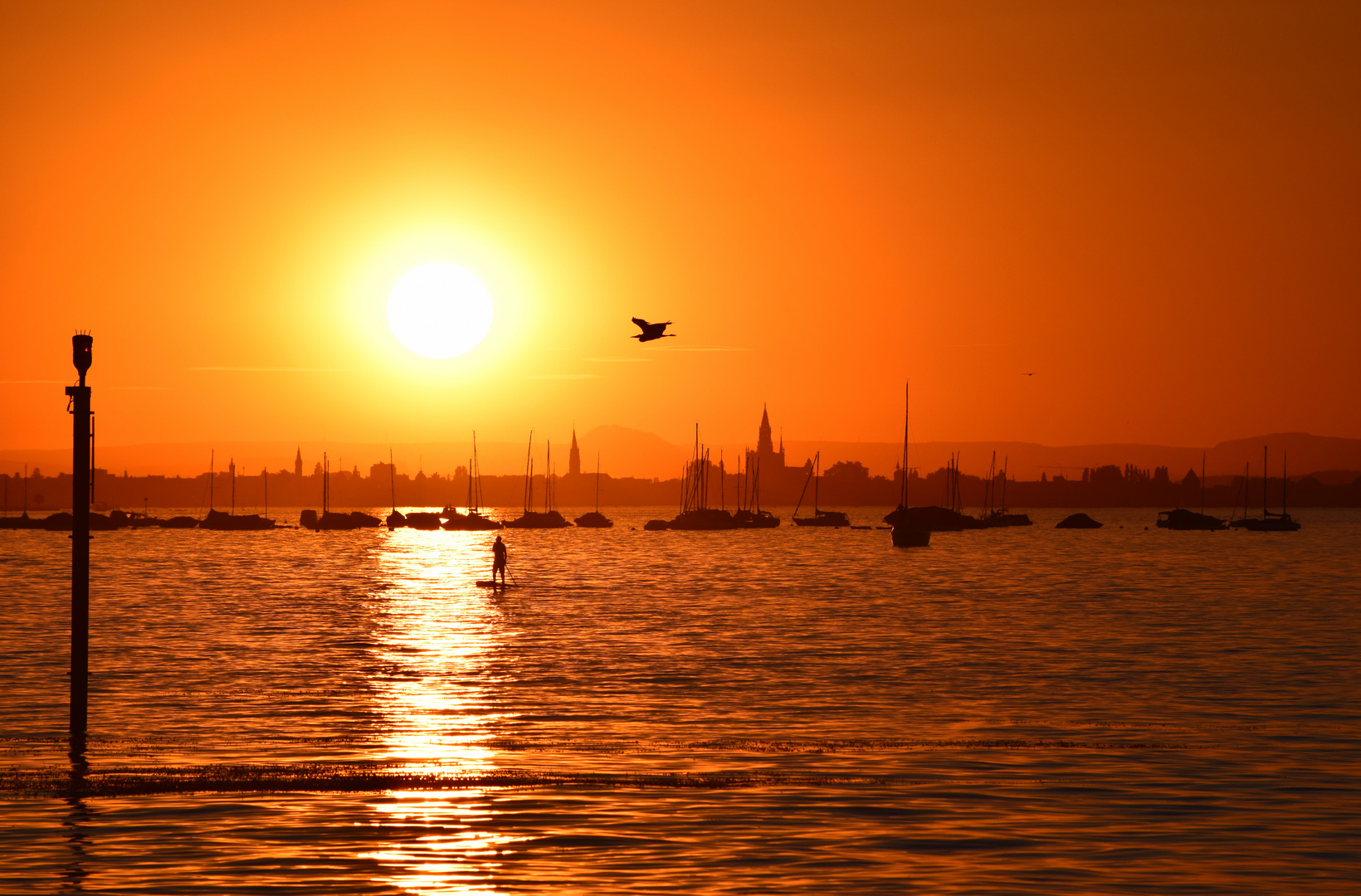 Sonnenuntergang richtung Konstanz mit Hafenlicht