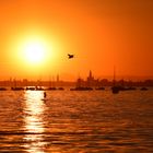 Sonnenuntergang richtung Konstanz mit Hafenlicht